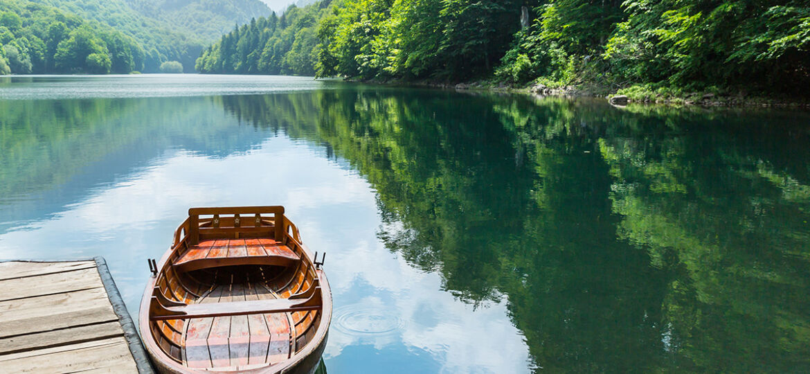 wooden-boat-pier-mountain-lake